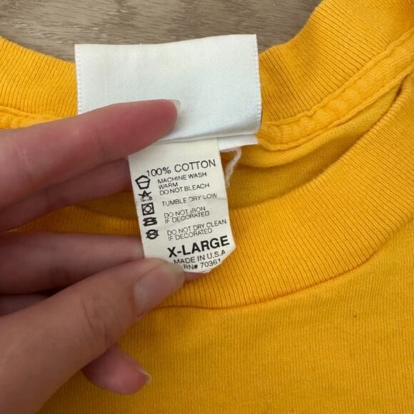 Vintage 90s Universal Studios single stitched embroidered yellow tshirt XL - Picture 4 of 4